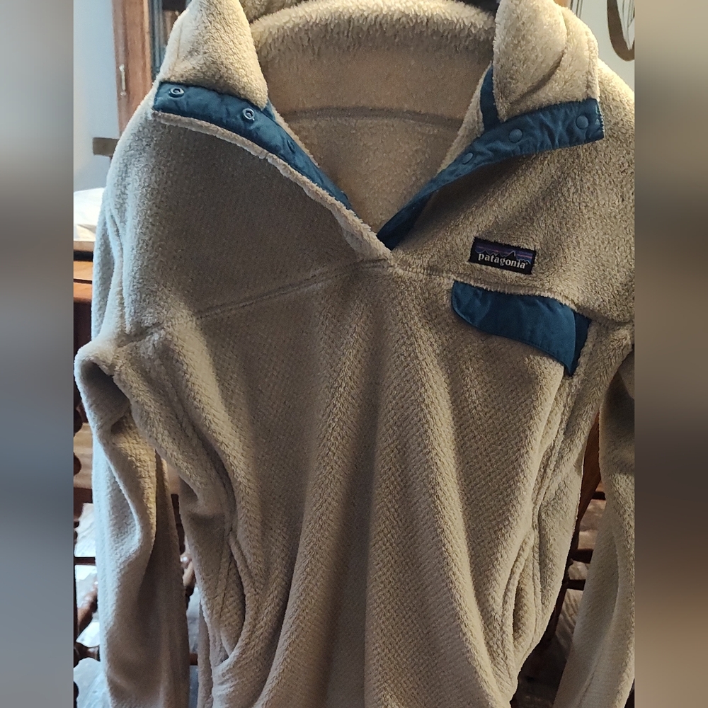 Patagonia Women's Cream and Blue Pullover. Size XL.